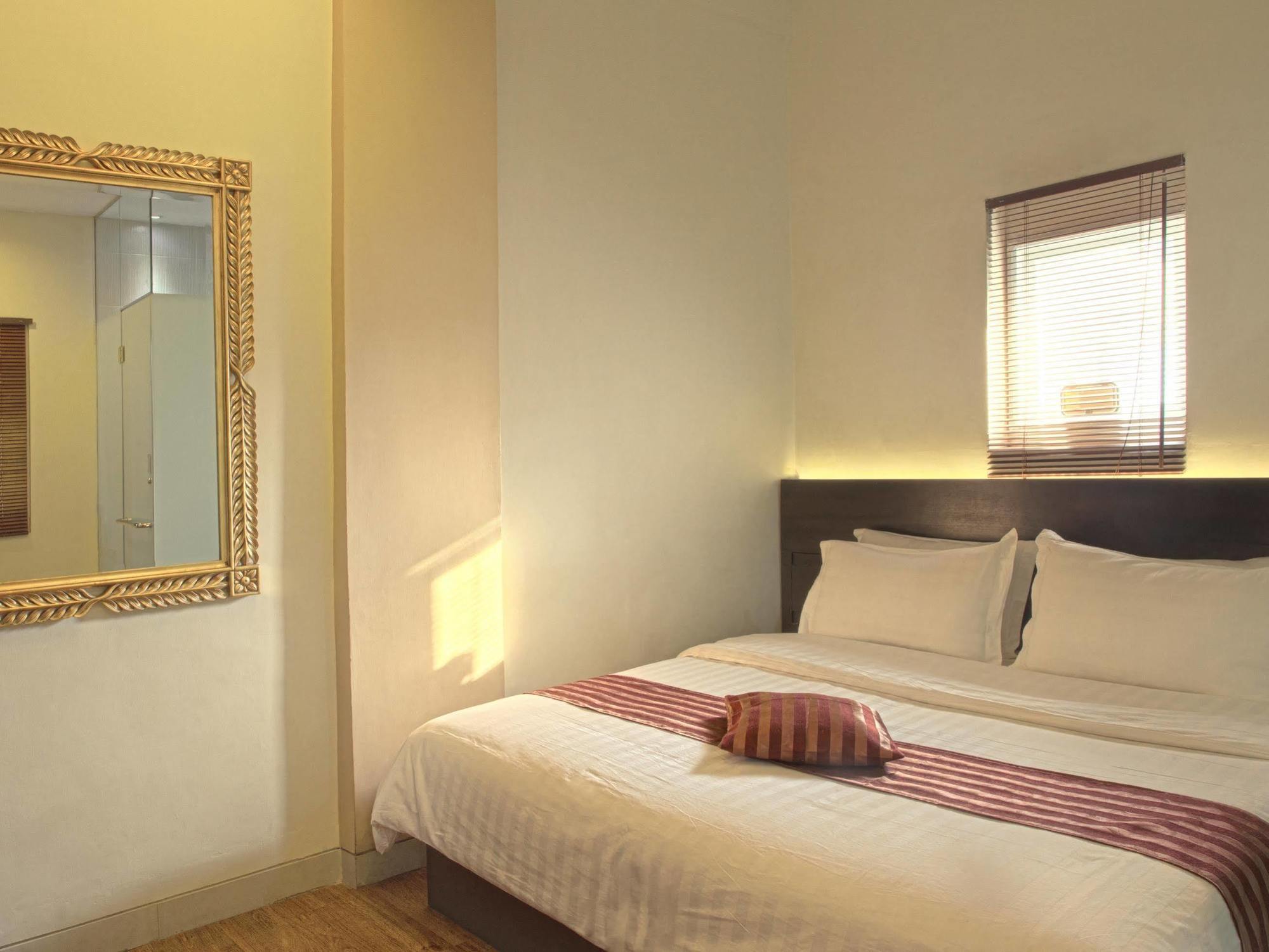 Fuxion Inn Jakarta Exterior photo